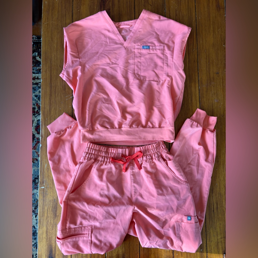 Figs sunset drift scrub set